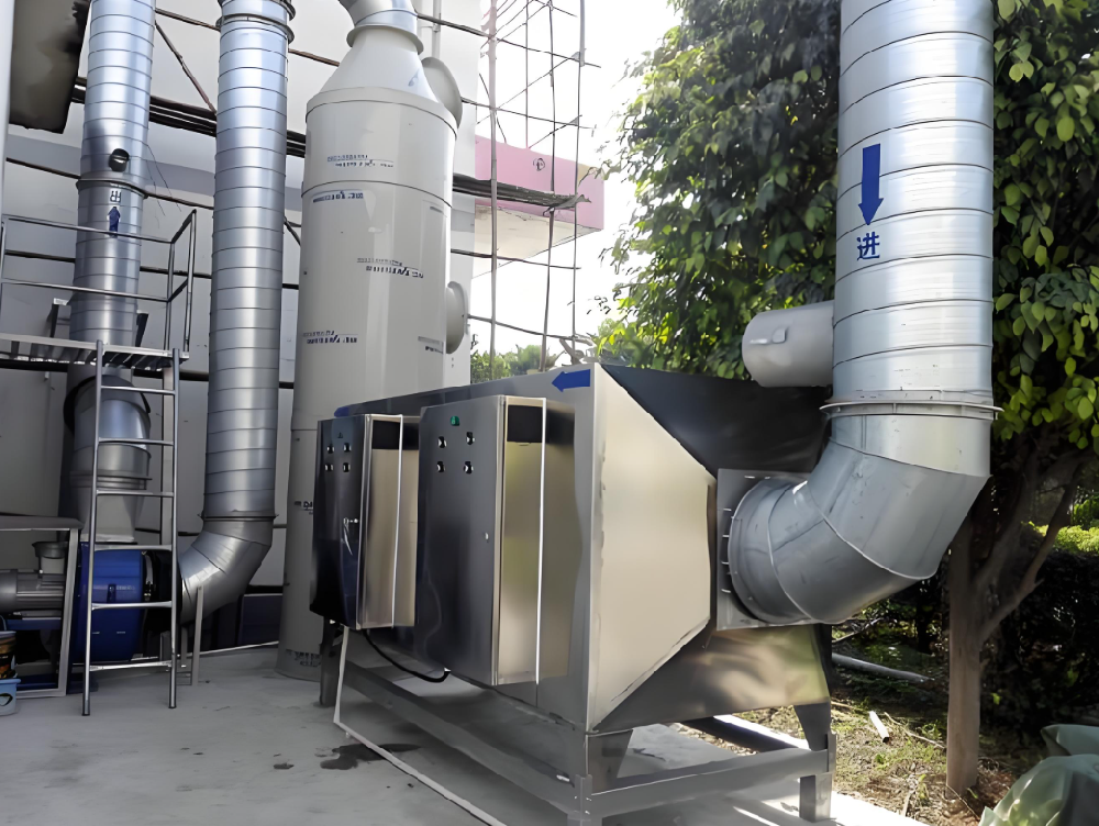 制藥廠車間安裝的低溫等離子廢氣處理設備現(xiàn)場圖