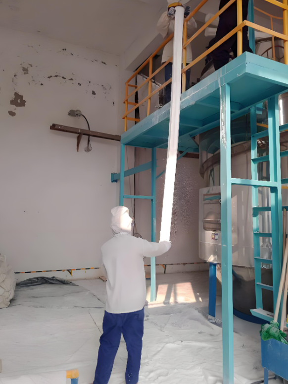 工廠技術(shù)人員更換除塵器濾袋現(xiàn)場圖