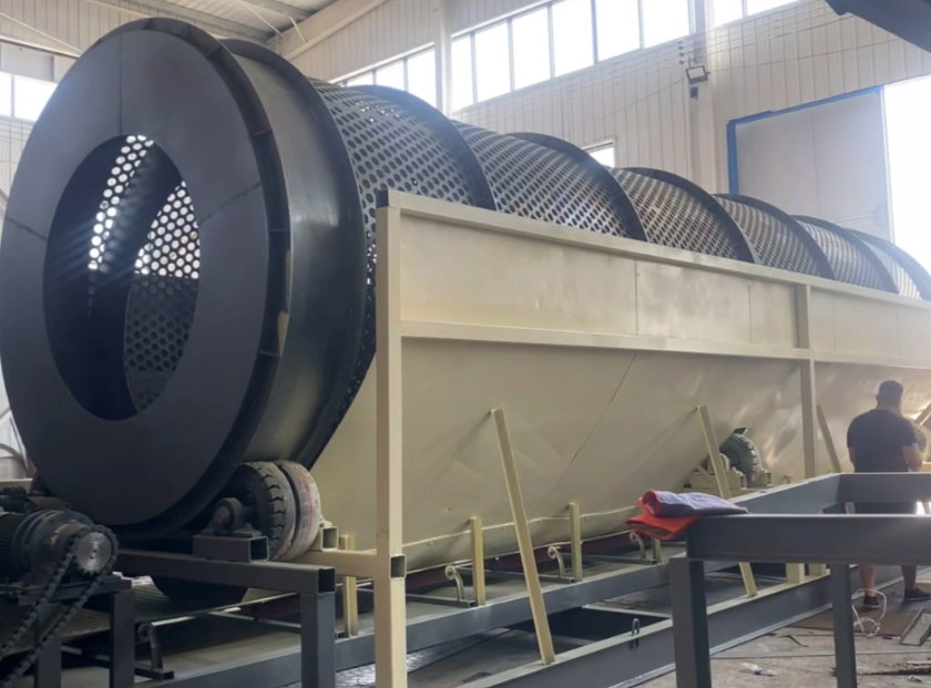 鄭州樸華科技滾筒篩在建筑垃圾分選現(xiàn)場(chǎng)的工作圖，顯示物料在滾筒內(nèi)被篩分