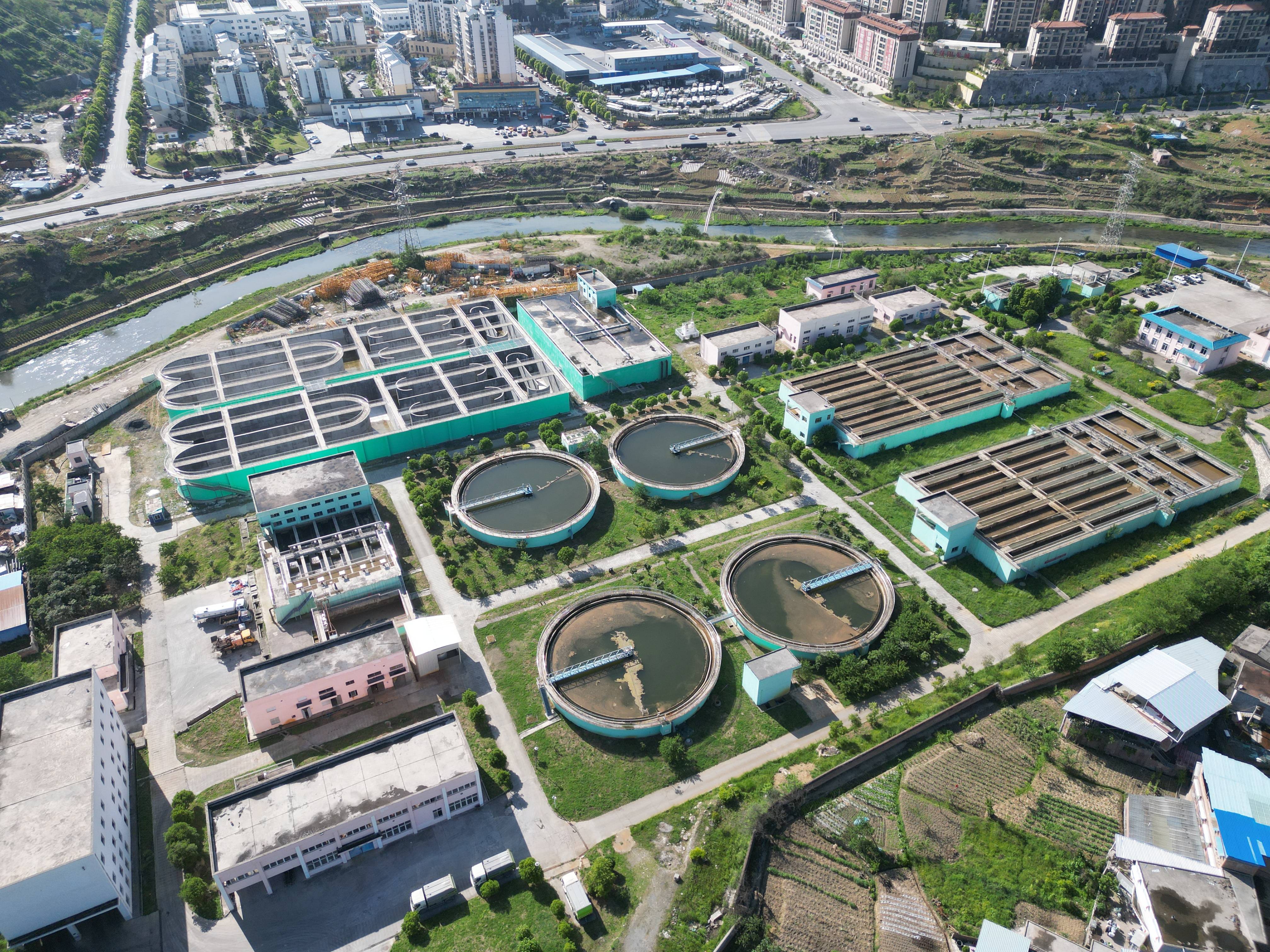 正在進(jìn)行提標(biāo)改造的現(xiàn)代化污水處理廠實(shí)景