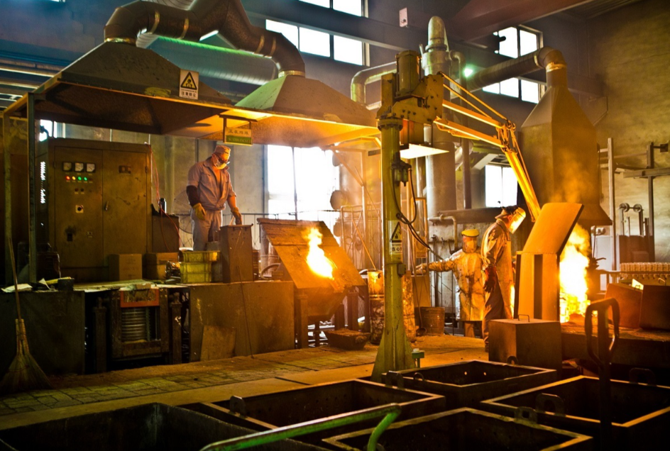 鑄造車間澆注工序煙塵彌漫現(xiàn)場，體現(xiàn)治理的必要性