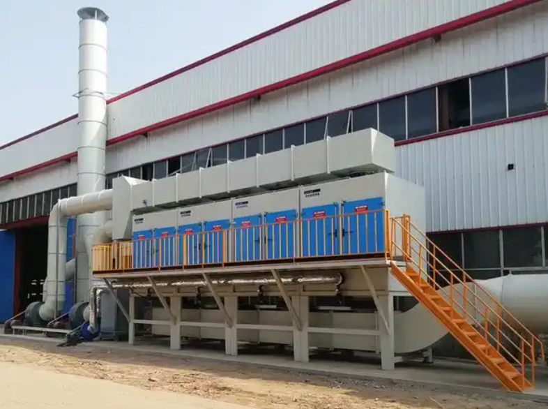 印刷車間頂部VOCs收集管道連接至RCO催化燃燒設(shè)備的外部全景圖